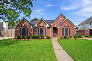 4015 Lakepointe Forest Drive, Seabrook, TX 77586
