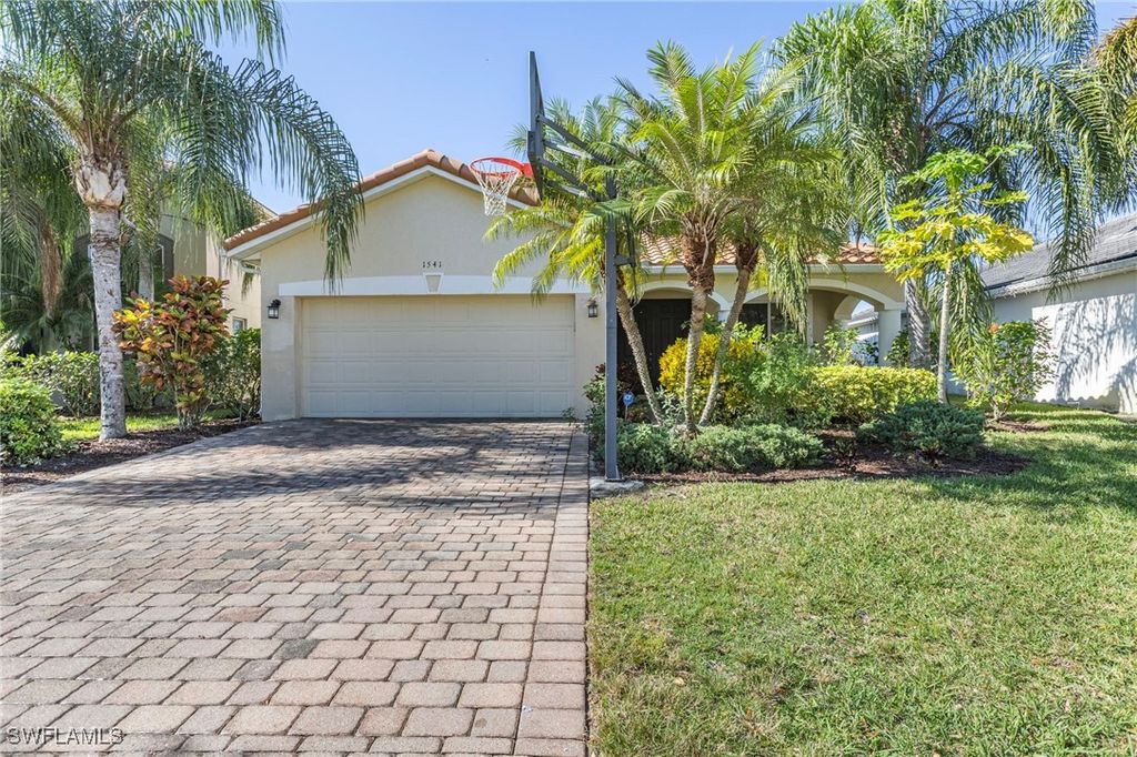 1541 Birdie DR, Naples, FL 34120