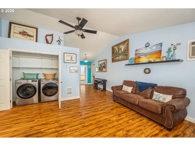 1580 S 60TH St, Springfield, OR 97478