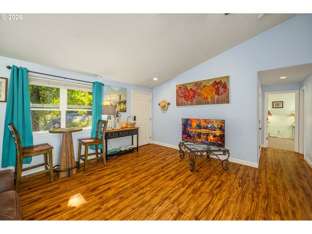 1580 S 60TH St, Springfield, OR 97478