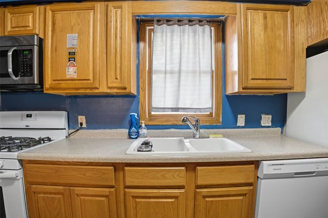 1108 N 6th Avenue E, Newton, IA 50208