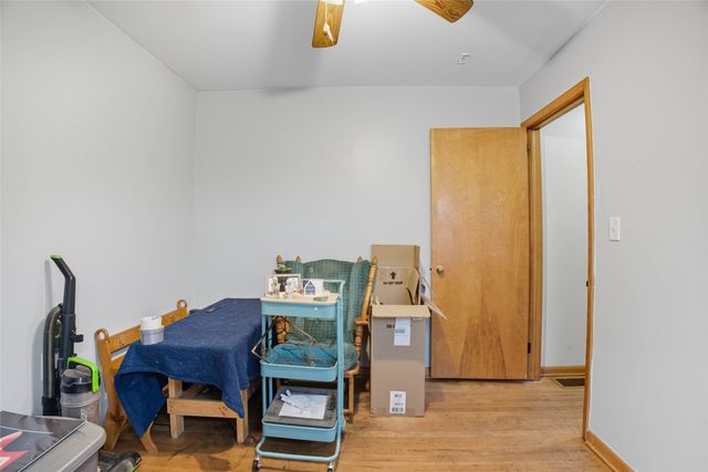 1108 N 6th Avenue E, Newton, IA 50208