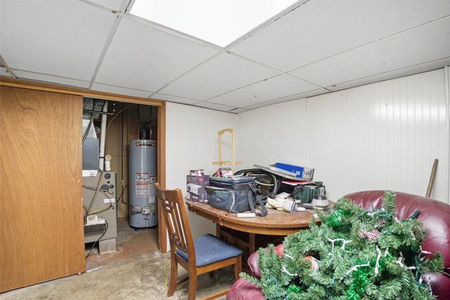 1108 N 6th Avenue E, Newton, IA 50208