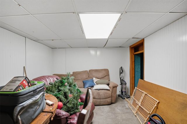 1108 N 6th Avenue E, Newton, IA 50208