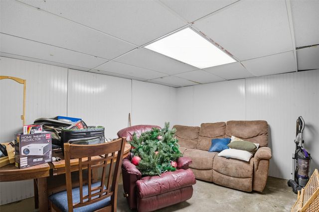 1108 N 6th Avenue E, Newton, IA 50208