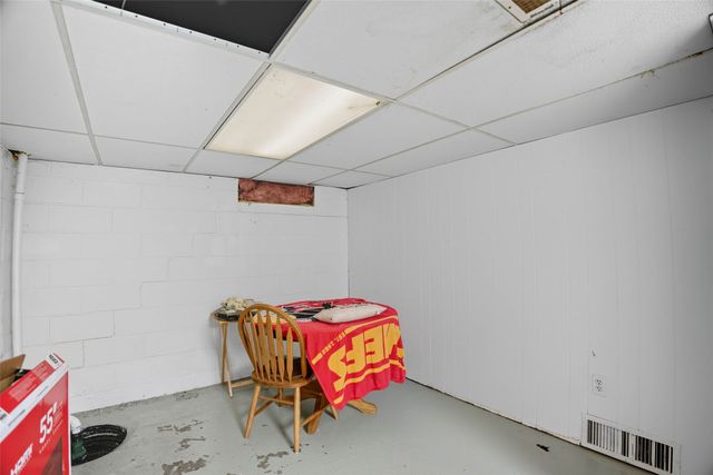 1108 N 6th Avenue E, Newton, IA 50208