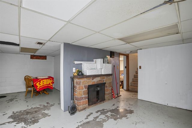 1108 N 6th Avenue E, Newton, IA 50208