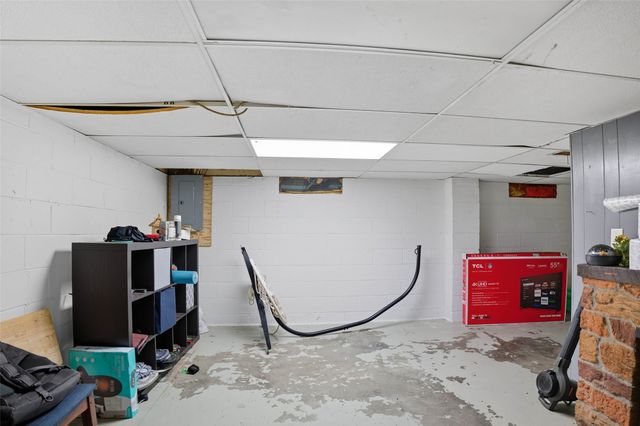 1108 N 6th Avenue E, Newton, IA 50208