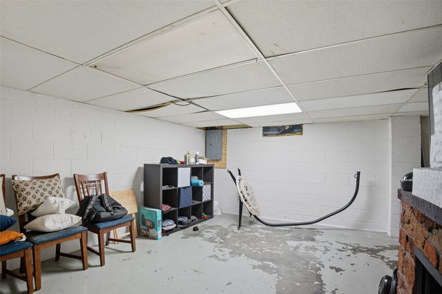 1108 N 6th Avenue E, Newton, IA 50208