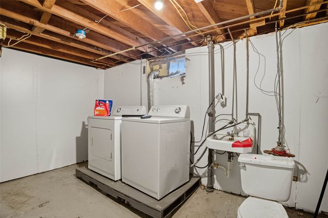 1108 N 6th Avenue E, Newton, IA 50208