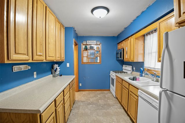 1108 N 6th Avenue E, Newton, IA 50208