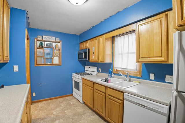 1108 N 6th Avenue E, Newton, IA 50208