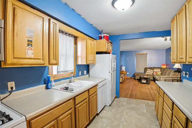 1108 N 6th Avenue E, Newton, IA 50208