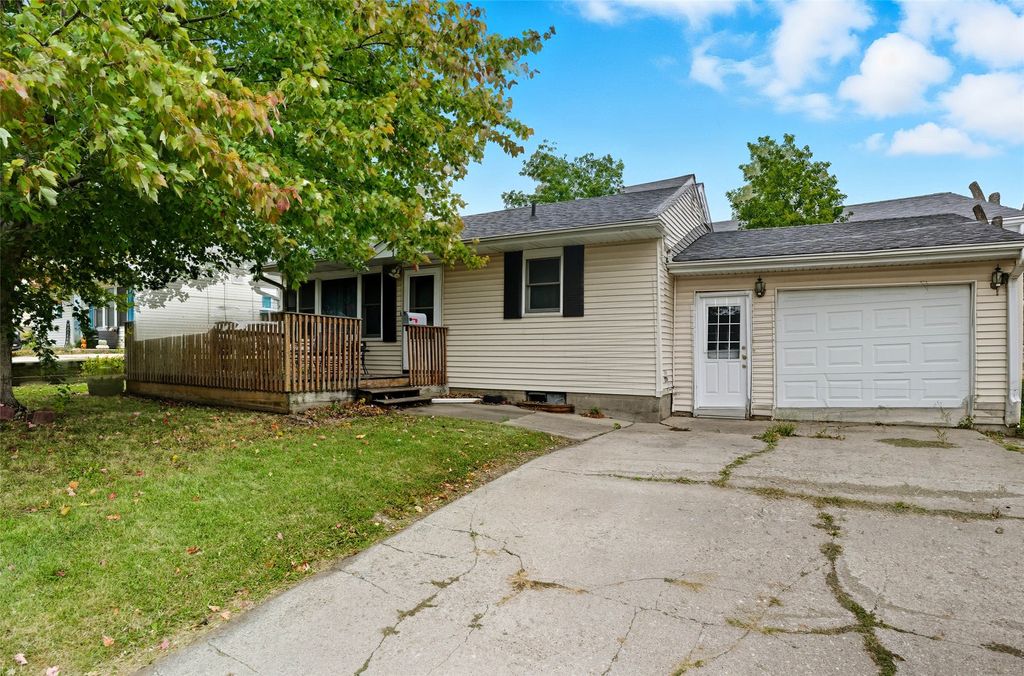 1108 N 6th Avenue E, Newton, IA 50208