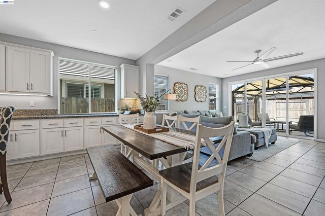 1589 Friendly St, Manteca, CA 95337