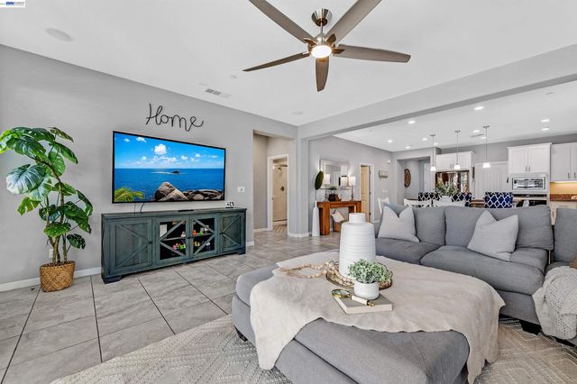 1589 Friendly St, Manteca, CA 95337