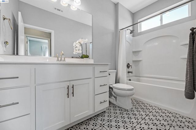 1589 Friendly St, Manteca, CA 95337