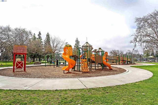 1589 Friendly St, Manteca, CA 95337