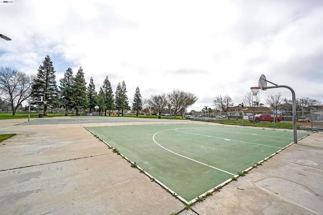 1589 Friendly St, Manteca, CA 95337