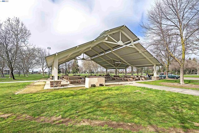 1589 Friendly St, Manteca, CA 95337