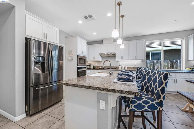 1589 Friendly St, Manteca, CA 95337