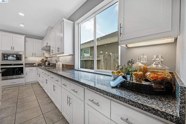 1589 Friendly St, Manteca, CA 95337