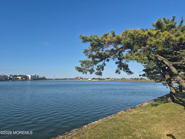 306 Deal Lake Drive 40, Asbury Park, NJ 07712