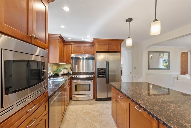 39 Greenwood St, Lexington, MA 02421