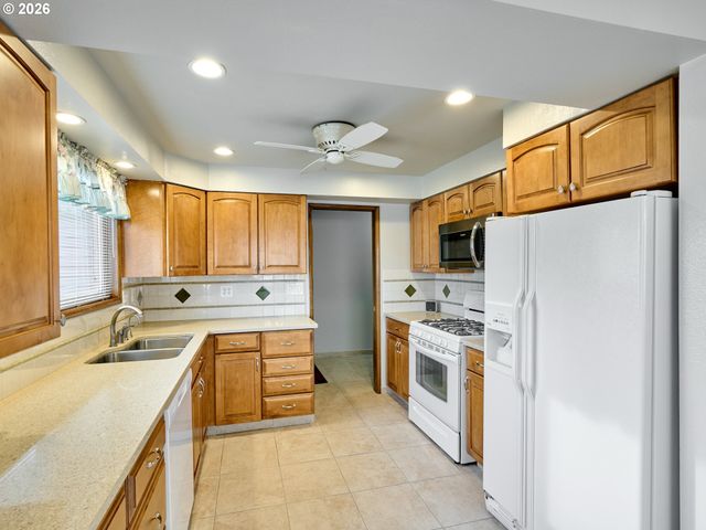 163 W CLACKAMAS Cir, Woodburn, OR 97071