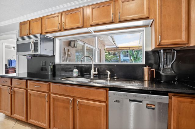 1007 SE 6th St, Deerfield Beach, FL 33441