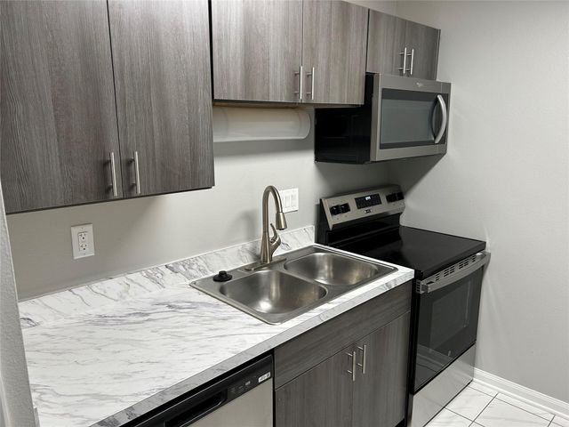 1880 White Oak Drive 103, Houston, TX 77009