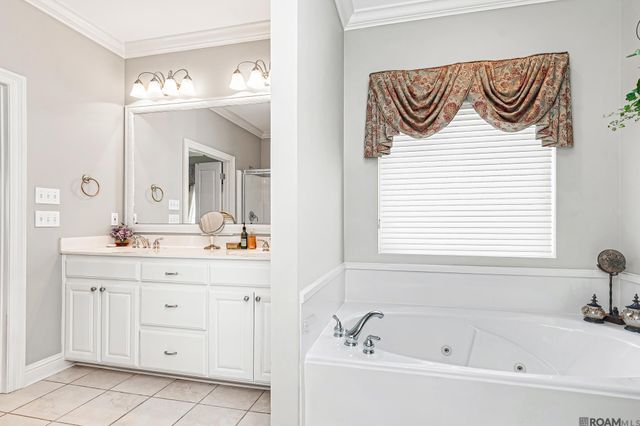 5427 Courtyard Dr, Gonzales, LA 70737
