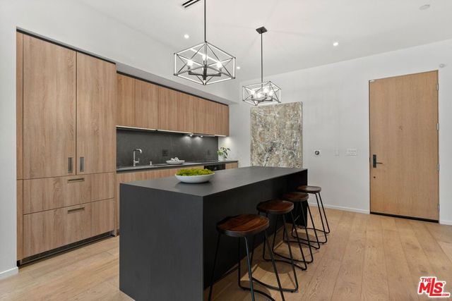 1030 N Kings Road 306, West Hollywood, CA 90069