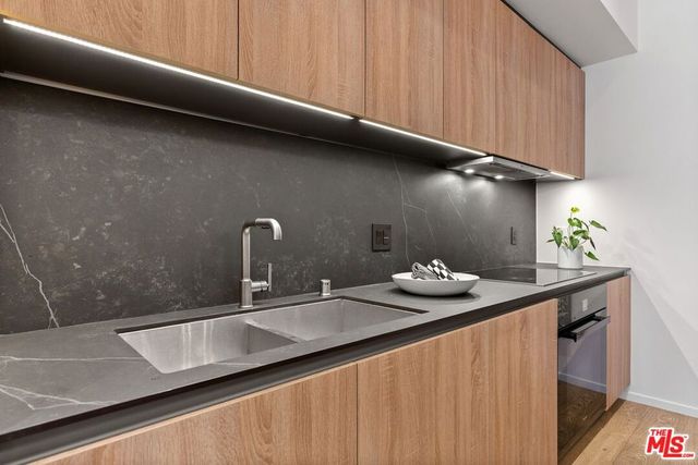 1030 N Kings Road 306, West Hollywood, CA 90069