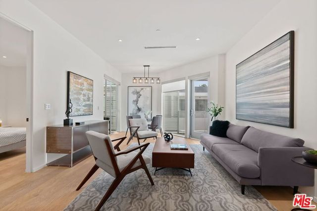 1030 N Kings Road 306, West Hollywood, CA 90069