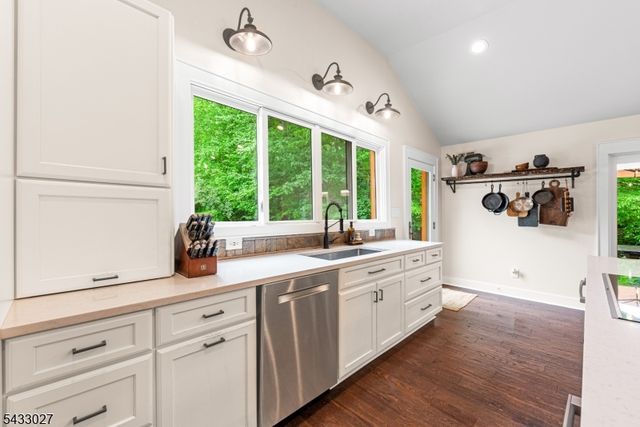 625 Maxim Dr, Hopatcong Boro, NJ 07821