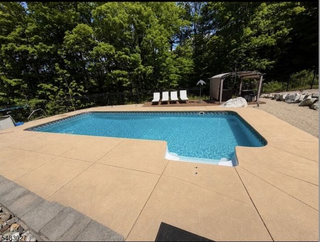 625 Maxim Dr, Hopatcong Boro, NJ 07821