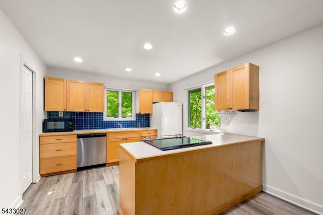 625 Maxim Dr, Hopatcong Boro, NJ 07821