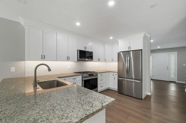 101 Centerwood Way, Manchester, NH 03102