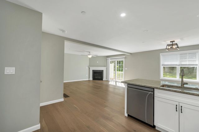 101 Centerwood Way, Manchester, NH 03102