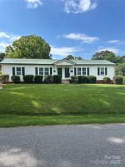 511 6th Street SW, Conover, NC 28613