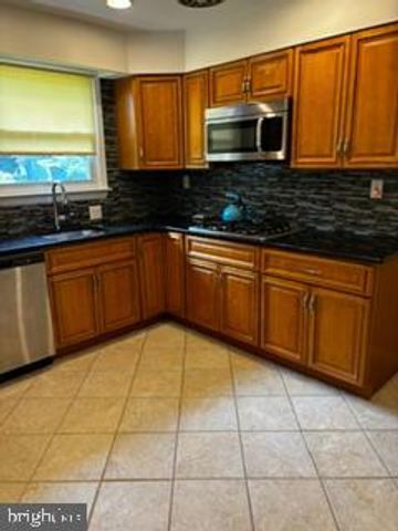 203 COVERED BRIDGE RD, Cherry Hill, NJ 08034