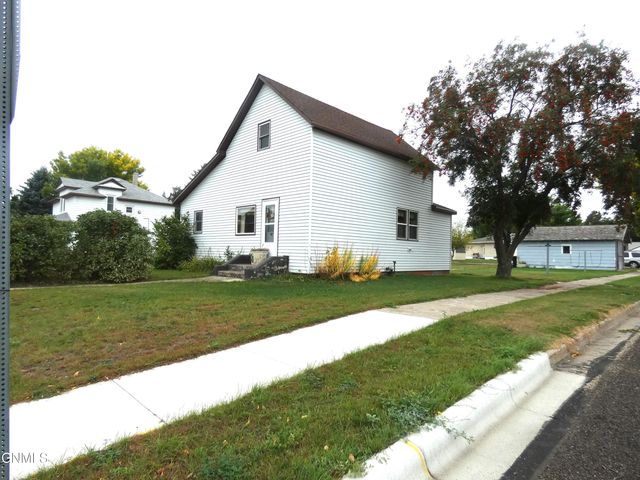 620 Broadway Street N, Linton, ND 58552 property photo
