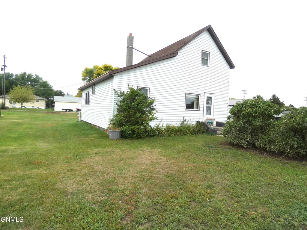620 Broadway Street N, Linton, ND 58552 photo 2