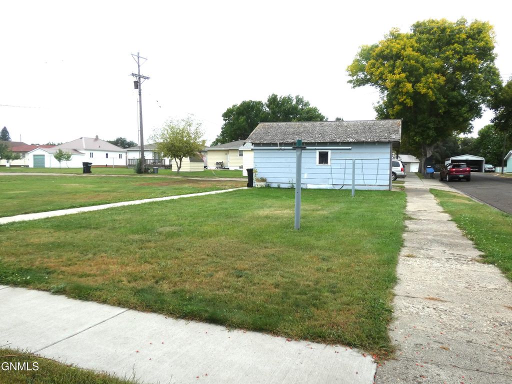 620 Broadway Street N, Linton, ND 58552 photo 3