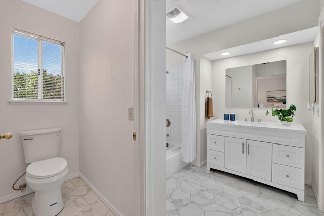 6111 Laguna Vale Way, Elk Grove, CA 95758