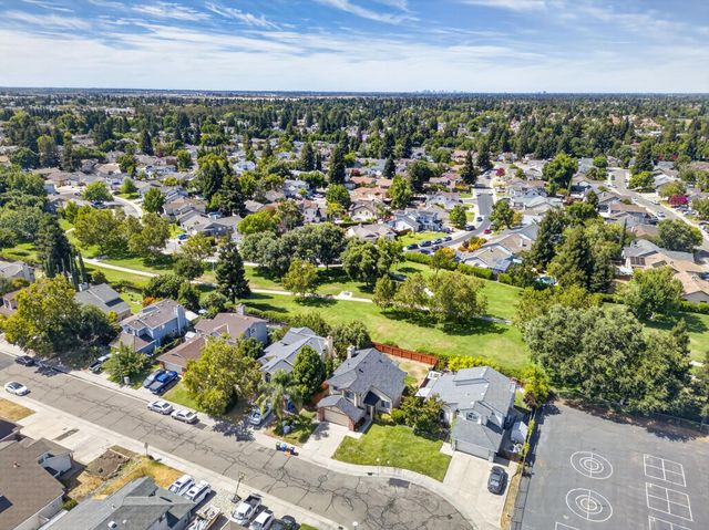 6111 Laguna Vale Way, Elk Grove, CA 95758