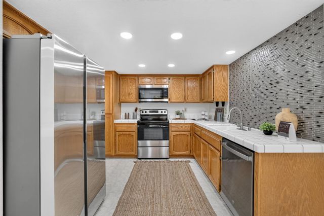 6111 Laguna Vale Way, Elk Grove, CA 95758