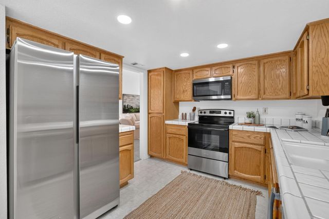 6111 Laguna Vale Way, Elk Grove, CA 95758