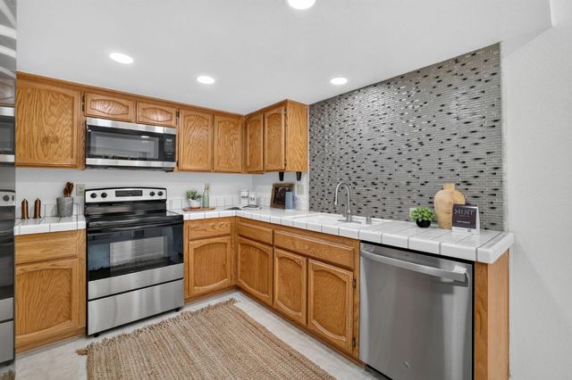 6111 Laguna Vale Way, Elk Grove, CA 95758